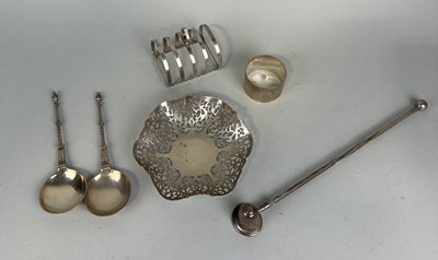 Lot 75 - A COLLECTION OF SILVER ITEMS TO INCLUDE A MAPPIN AND WEBB TOAST RACK, A NAPKIN RING, CANDLE SNUFFER, TRAY AND TWO GERMAN SPOONS