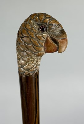 Lot 602 - A VERY FINE 1940'S UMBRELLA WITH CARVED HANDLE IN THE FORM OF A PARROTS HEAD WITH COLOURED BEAK AND GLASS EYES