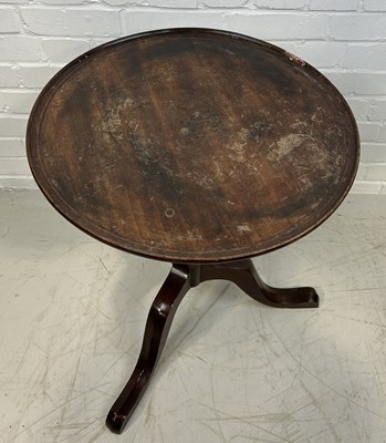 Lot 696 - AN ANTIQUE MAHOGANY TRIPOD TABLE