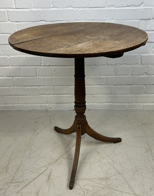 Lot 697 - AN ANTIQUE TILT TOP OAK TRIPOD TABLE