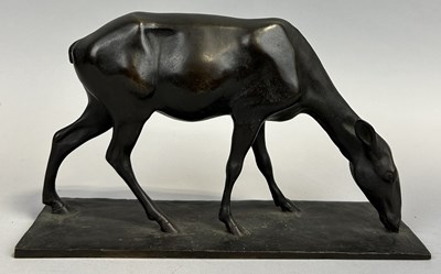 Lot 611 - A 20TH CENTURY BRONZE SCULPTURE DEPICTING A GRAZING DEER