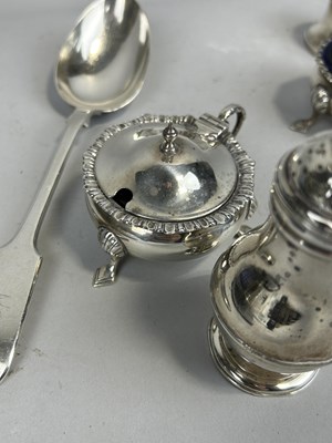 Lot 19 - A COLLECTION OF SILVER ITEMS TO INCLUDE A SERVICE SPOON, SALTS, SPOONS ETC