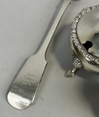 Lot 19 - A COLLECTION OF SILVER ITEMS TO INCLUDE A SERVICE SPOON, SALTS, SPOONS ETC