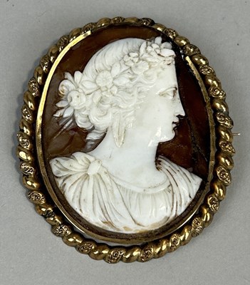 Lot 66A - A CARVED CAMEO DEPICTING A CLASSICAL LADY