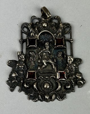 Lot 151 - AN UNUSUAL SILVER BROOCH WITH RED STONES MARKED 925 AND 'BAS' TO REVERSE