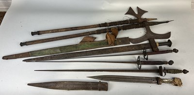 Lot 306 - A COLLECTION OF ANTIQUE MILITARIA TO INCLUDE DAGGERS, SWORDS, AXES AND FOILS