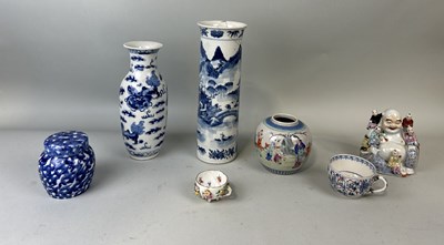 Lot 216 - A COLLECTION OF CHINESE CERAMICS TO INCLUDE TWO 19TH CENTURY BLUE AND WHITE VASES