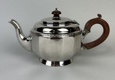 Lot 76 - A SILVER TEA POT