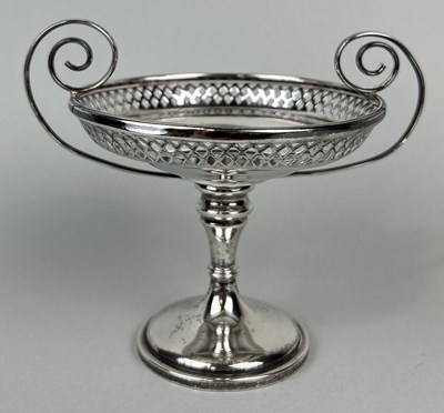 Lot 94 - A SILVER TAZZA BY WALKER AND HALL