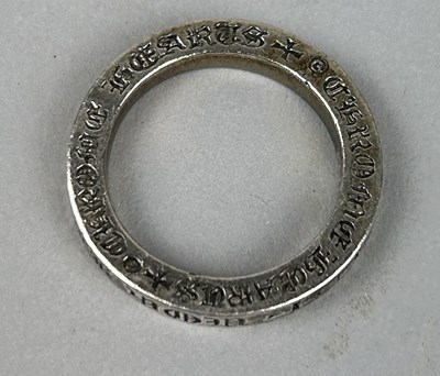 Lot 153 - A VINTAGE SILVER RING MARKED FOR CHROME HEARTS