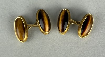 Lot 158 - A PAIR OF TIGERS EYE AND GOLD CUFFLINKS