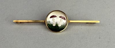 Lot 161 - A GOLD 'TOADSTOOL' PIN BROOCH MARKED 15CT