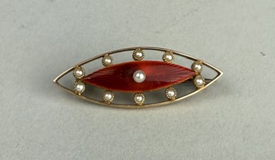 Lot 169 - A GOLD AND ENAMEL PIN BROOCH SET WITH SPLIT PEARLS