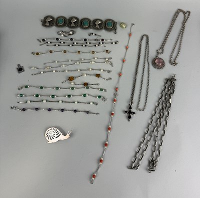 Lot 183 - SILVER AND WHITE METAL JEWELLERY TO INCLUE EGYPTIAN REVIVAL WITH SCARAB BEETLES