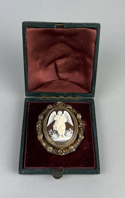 Lot 149A - A 19TH CENTURY CARVED CAMEO MOURNING LOCKET IN AN ANTIQUE CASE