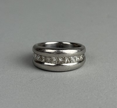 Lot 187 - A PLATINUM RING SET WITH DIAMONDS