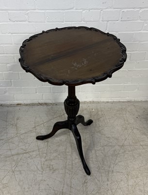 Lot 986 - AN EARLY 20TH CENTURY MAHOGANY PIE CRUST OCCASIONAL TRIPOD TABLE