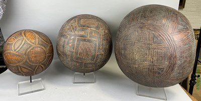 Lot 325 - THREE PRE-COLUMBIAN STYLE BOWLS ON STANDS