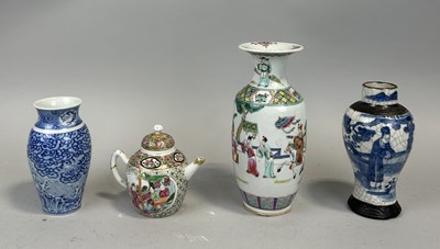 Lot 202 - A GROUP OF CHINESE CERAMICS (4)