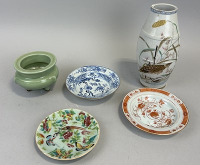 Lot 176 - A GROUP OF CHINESE CERAMICS (5)