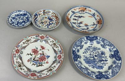 Lot 195 - A GROUP OF CHINESE CERAMICS (5)