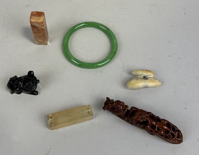 Lot 197 - A GROUP OF CHINESE ITEMS TO INCLUDE JADE