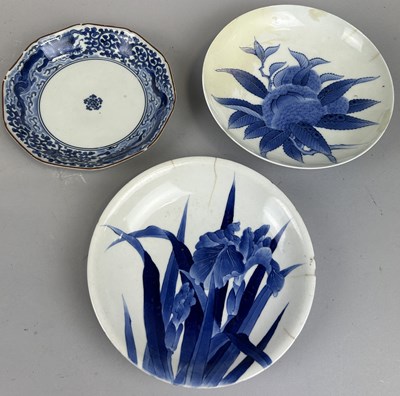 Lot 285 - EARLY JAPANESE BLUE AND WHITE CERAMICS (3)