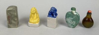 Lot 210 - A GROUP OF CHINESE ITEMS TO INCLUDE JADE (5)