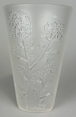 Lot 273 - A MODERN LALIQUE 'OMBELLES' GLASS VASE