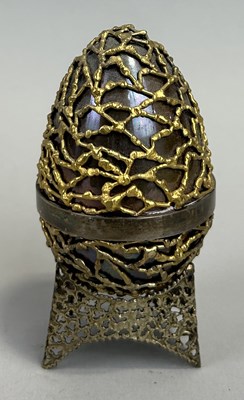 Lot 9 - A STUART DEVLIN SILVER SURPRISE EGG AND STAND, OPENING TO REVEAL AN AMETHYST CRYSTAL