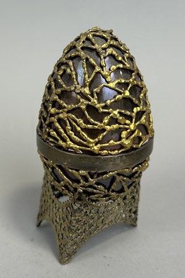 Lot 9 - A STUART DEVLIN SILVER SURPRISE EGG AND STAND, OPENING TO REVEAL AN AMETHYST CRYSTAL