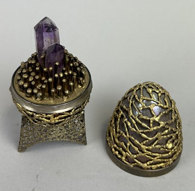 Lot 9 - A STUART DEVLIN SILVER SURPRISE EGG AND STAND, OPENING TO REVEAL AN AMETHYST CRYSTAL