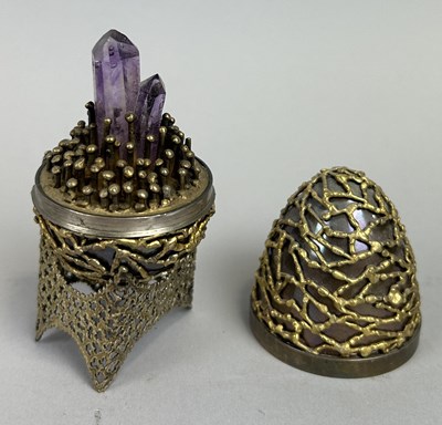 Lot 9 - A STUART DEVLIN SILVER SURPRISE EGG AND STAND, OPENING TO REVEAL AN AMETHYST CRYSTAL