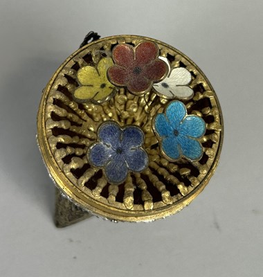 Lot 8 - A STUART DEVLIN SILVER AND GILT SURPRISE EGG AND STAND, OPENING TO REVEAL ENAMEL FLOWERS