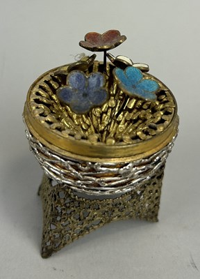 Lot 8 - A STUART DEVLIN SILVER AND GILT SURPRISE EGG AND STAND, OPENING TO REVEAL ENAMEL FLOWERS