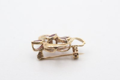 Lot 67 - A 9CT GOLD VINTAGE RUBY HEART SHAPED BROOCH (1.7g)