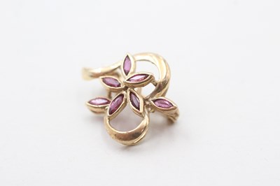 Lot 67 - A 9CT GOLD VINTAGE RUBY HEART SHAPED BROOCH (1.7g)
