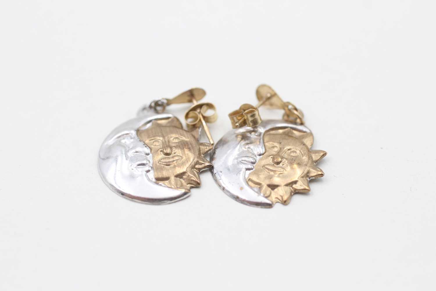 Lot 68 - A PAIR OF 9CT GOLD SUN AND MOON DROP EARRINGS (0.7g)