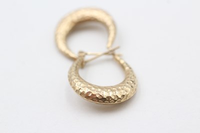 Lot 71 - A PAIR OF 9CT GOLD PATTERNED HOOP EARRINGS (1.9g)