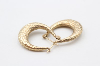Lot 71 - A PAIR OF 9CT GOLD PATTERNED HOOP EARRINGS (1.9g)