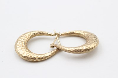 Lot 71 - A PAIR OF 9CT GOLD PATTERNED HOOP EARRINGS (1.9g)