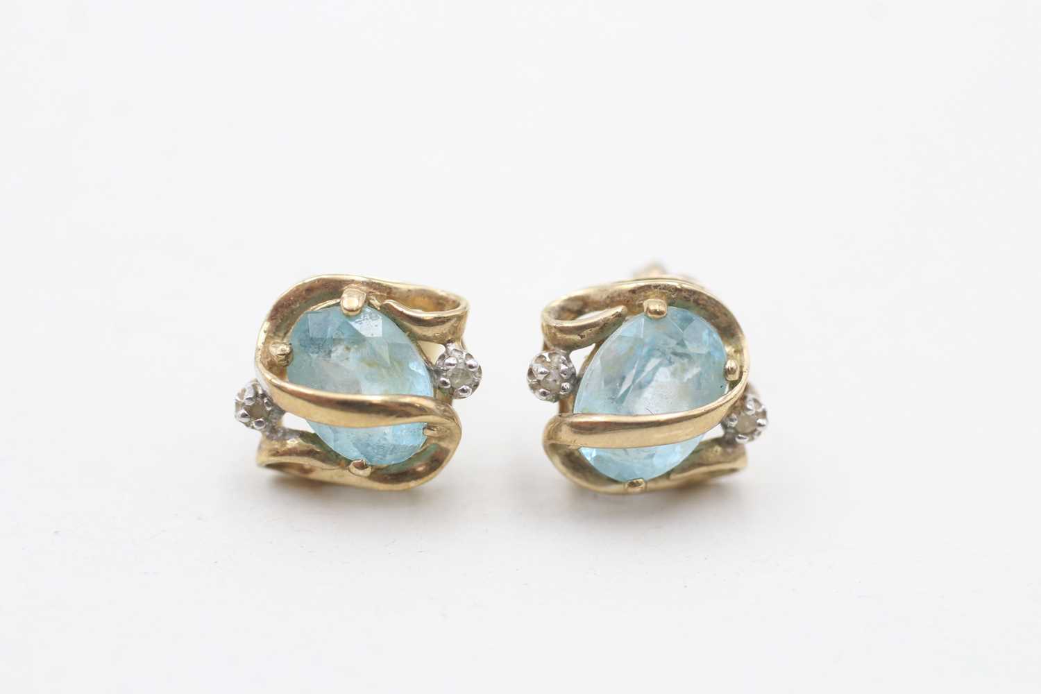 Lot 73 - A PAIR OF 9CT GOLD BLUE TOPAZ AND DIAMOND STUD EARRINGS (2g)
