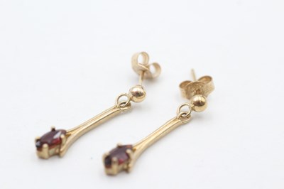 Lot 75 - A PAIR OF 9CT GOLD GARNET DROP EARRINGS (1.3g)