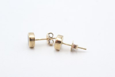 Lot 77 - A PAIR OF 9CT GOLD MOTHER OF PEARL STUD EARRINGS (1.5g)