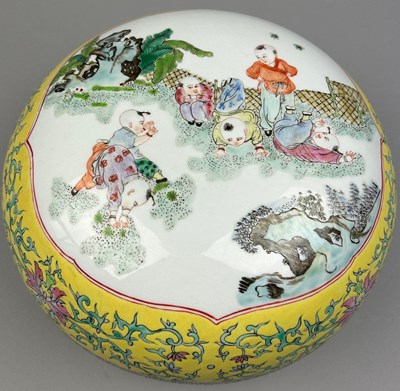 Lot 220 - A 20TH CENTURY YELLOW FAMILLE ROSE CHINESE...