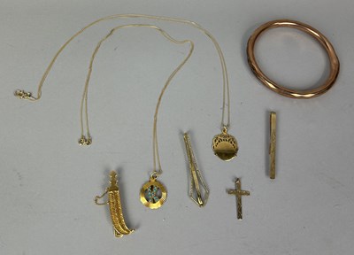 Lot 62 - A COLLECTION OF GOLD ITEMS TO INCLUDE 18CT GOLD CHAIN, 14CT CLIPS, 9CT GOLD CLIP, ROSE GOLD BANGLE (AROUND BASE METAL)