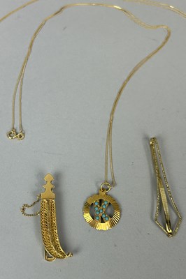 Lot 62 - A COLLECTION OF GOLD ITEMS TO INCLUDE 18CT GOLD CHAIN, 14CT CLIPS, 9CT GOLD CLIP, ROSE GOLD BANGLE (AROUND BASE METAL)