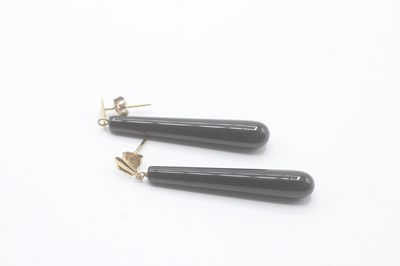 Lot 82 - A PAIR OF 9CT GOLD ONYX DROP EARRINGS (3.7g)