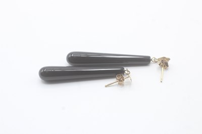 Lot 82 - A PAIR OF 9CT GOLD ONYX DROP EARRINGS (3.7g)