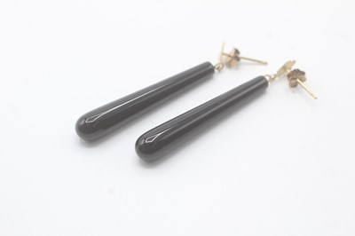 Lot 82 - A PAIR OF 9CT GOLD ONYX DROP EARRINGS (3.7g)